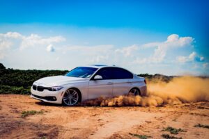 voiture bmw blanche